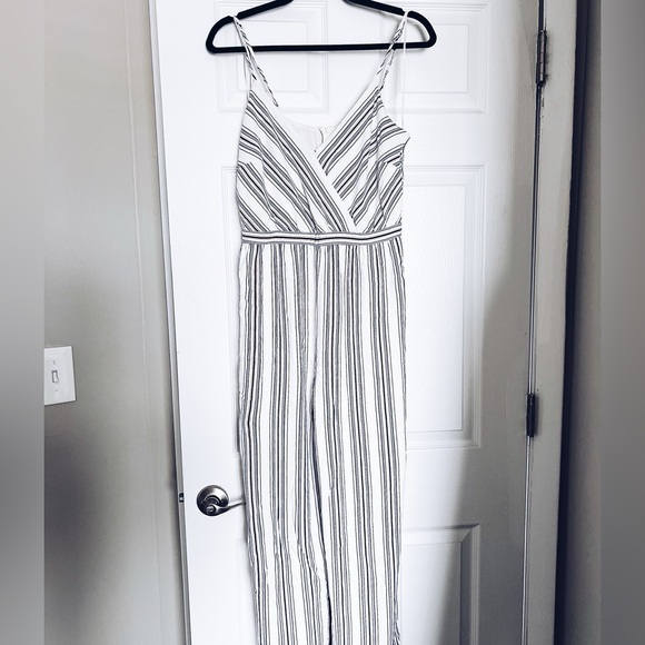 M jumpsuit - Picture 2 of 9